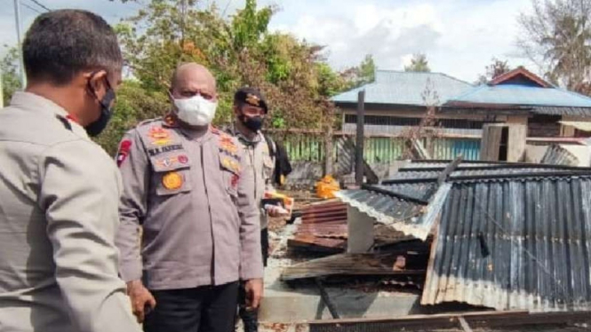 Kepala Polda Papua Irjen Pol Mathius Fakhiri saat melihat puing-puing bangunan yang dibakar oleh massa pendukung pasangan calon bupati-wakil bupati usai putusan MK, di Yalimo, Senin, 5 Juli 2021.