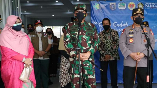 VIVA Militer: Panglima TNI meninjau serbuan vaksinasi di Universitas Pancasila