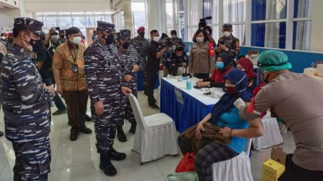 VIVA Militer: KSAL mendatangi serbuan vaksin di Pelabuhan Ikan Muara Baru
