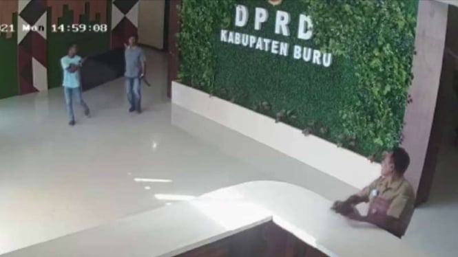 Seorang oknum anggota DPRD Kabupaten Buru, Maluku, terekam kamera pengawas (CCTV) sedang membawa kabur pesawat televisi dari dalam kantor DPRD setempat pada 7 juni 2021.