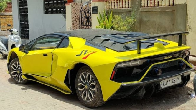 Mobil yang mirip Lamborghini Aventador SVJ.