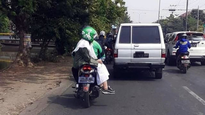 Pembonceng ojol jadi sorotan warganet.