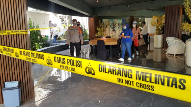 Sawangan Golf diberi garis polisi.