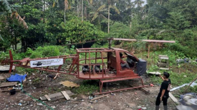 Usman Jalil (65 tahun), warga Kabupaten Tanjungjabung Barat, Provinsi Jambi, merakit dan membuat helikopter dari bahan bekas dan mesin sepeda motor metik.