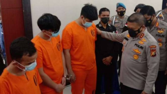 Polisi memperlihatkan kakak dan adik tersangka kurir narkoba sabu-sabu dalam konferensi pers di Markas Polda Riau, Pekanbaru, Rabu, 7 Juli 2021.