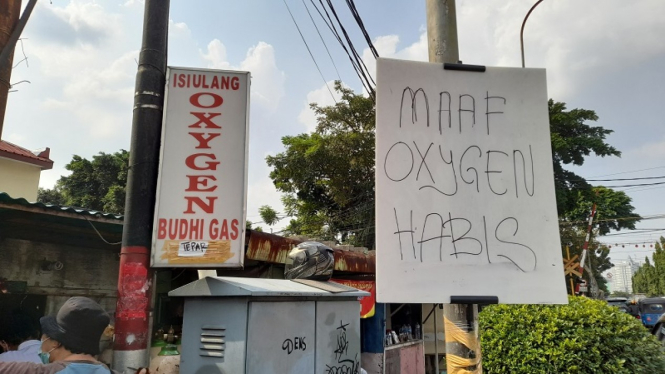 Penjual tabung dan isi ulang oksigen di Pasar Pramuka Jakarta