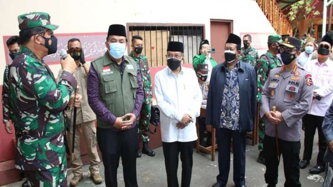 Panglima TNI bersama Kapolri dan Ketum PBNU meninjau pelaksanaan vaksinasi