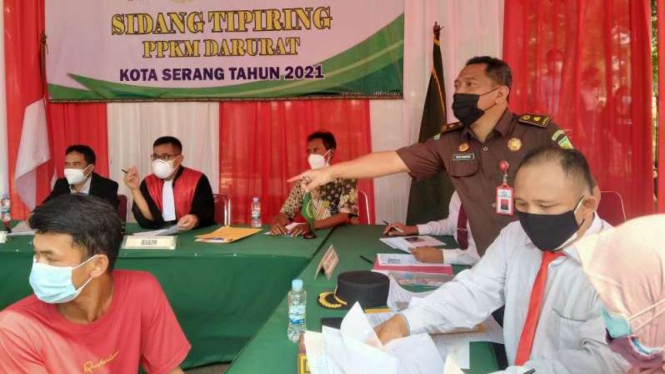 Sidang tindak pidana ringan (tipiring) PPKM darurat di Serang, Banten.