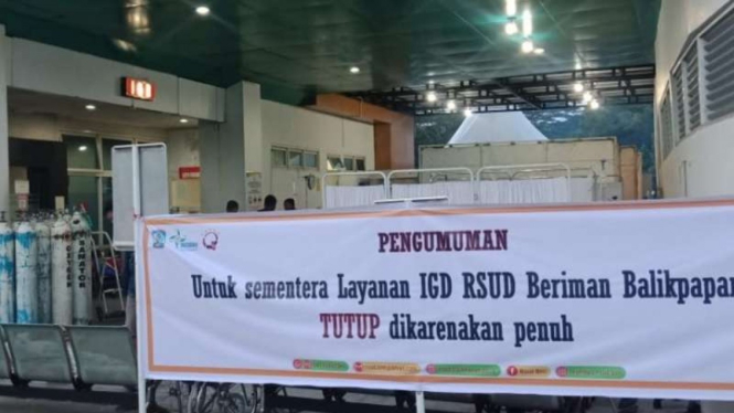 Papan pengumuman di depan lobi RSUD Beriman, Kota Balikpapan, Kalimantan Timur, yang menyatakan bahwa fasilitas IGD di rumah sakit itu penuh, Kamis, 8 Juli 2021, menyusul lonjakan jumlah pasien COVID-19 dalam sebulan terakhir.