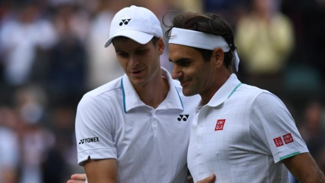Petenis asal Swiss, Roger Federer bersama Hubert Hurkacz