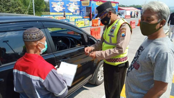 Penyekatan di pintu tol Singosari, Malang.