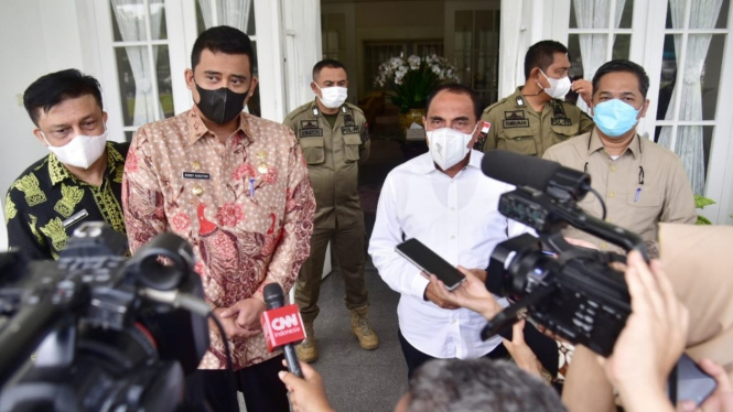 Gubernur Sumut Edy Rahmayadi (baju putih) memberikan keterangan pers.