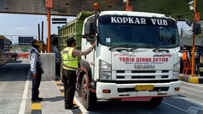 Aparat gabungan memeriksa dan mengetes deteksi dini COVID-19 setiap pengendara kendaraan bermotor dalam operasi penyekatan di pintu keluar tol Singosari, Malang, Kamis, 8 Juli 2021, menyusul kebijakan PPKM Darurat untuk pengendalian COVID-19.