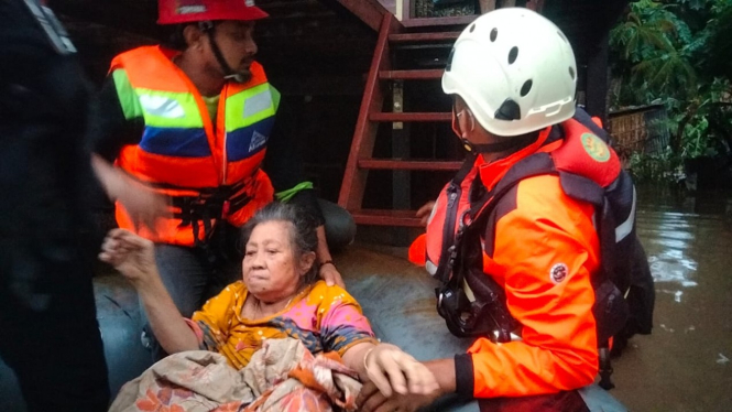Lansia Korban Banjir Sulawesi Selatan Dievakuasi 