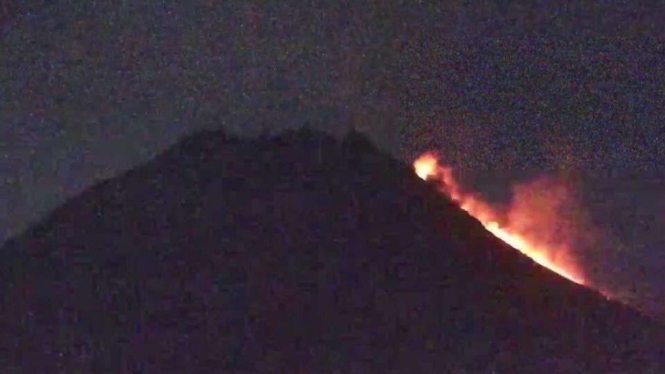 Gunung Merapi keluarkan awan panas, Jumat, 9 Juli 2021.