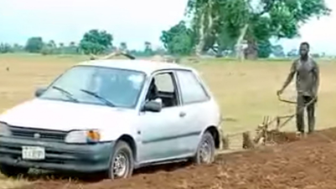 Mobil Toyota Starlet dipakai membajak sawah.