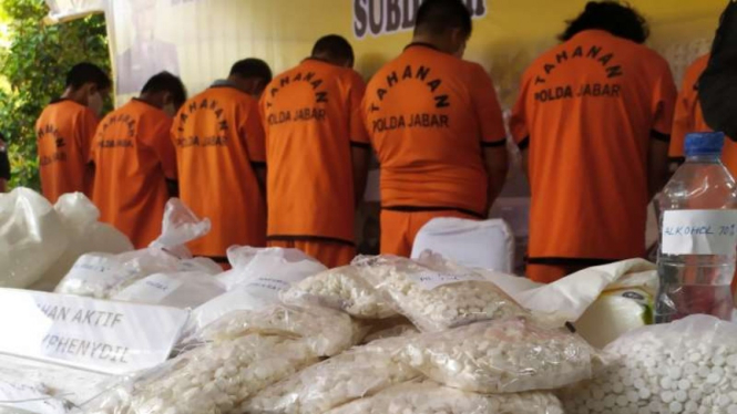 Polisi menangkap delapan orang tersangka yang terlibat produksi obat-obatan keras ilegal di Desa Sukajaya, Kecamatan Lembang, Kabupaten Bandung Barat, Jawa Barat, Jumat, 9 Juli 2021.