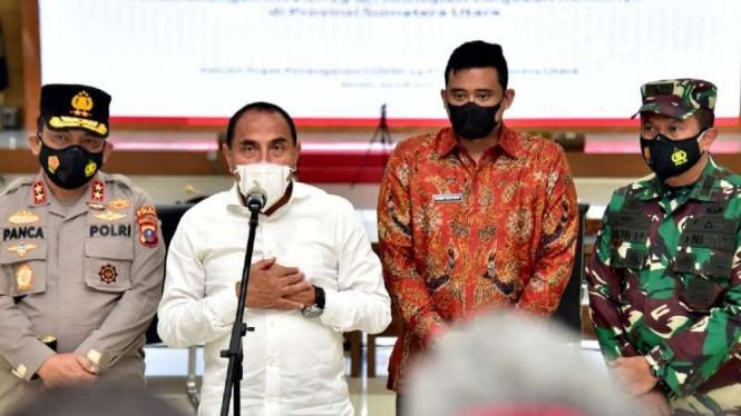 Gubernur Sumatera Utara Edy Rahmayadi (kedua dari kiri) bersama Wali Kota Medan Bobby Nasution mengumumkan keputusan pemerintah tentang larangan salat berjemaah Idul Adha di kota Medan untuk pengendalian COVID-19, Jumat, 9 Juli 2021.