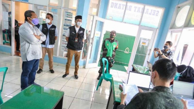 Wakil Wali Kota Bandung Yana Mulyana (kiri) meninjau proses vaksinasi COVID-19 secara massal di tingkat kecamatan di Bandung, Jawa Barat, Sabtu 10 Juli 2021.