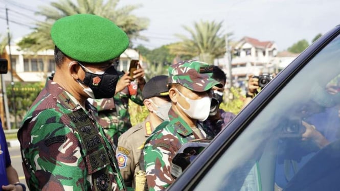 VIVA Militer: Danrem 061/SK Brigjen TNI Achmad Fauzi sekat kendaraan di Bogor 