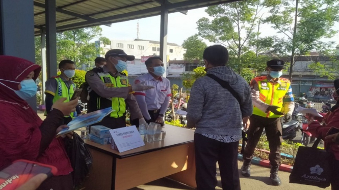 Dishub Kota Tangerang memeriksa STRP di masa PPKM Darurat
