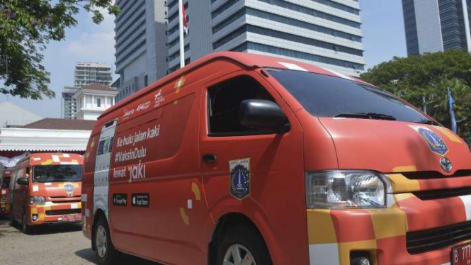 Sejumlah mobil vaksin COVID-19 melaju tinggalkan kompleks Balai Kota, Jakarta.