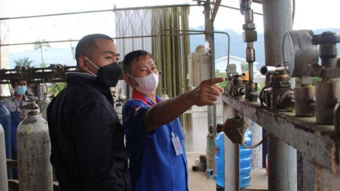 Wakil Gubernur Sumatera Barat Audy Joinaldy meninjau ketersediaan oksigen.