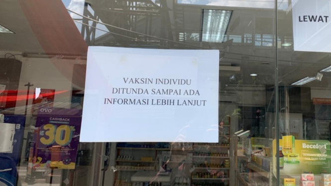 Pengumuman vaksinasi individi ditunda di Klinik Kimia Farma Blok M.