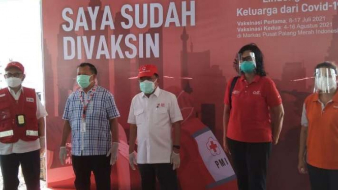 Ketua Umum Dewan Masjid Indonesia (DMI) Jusuf Kalla (tengah).