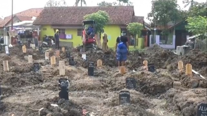 TPU Selapajang Jaya, Kota Tangerang, sudah penuh untuk jenazah COVID-19 