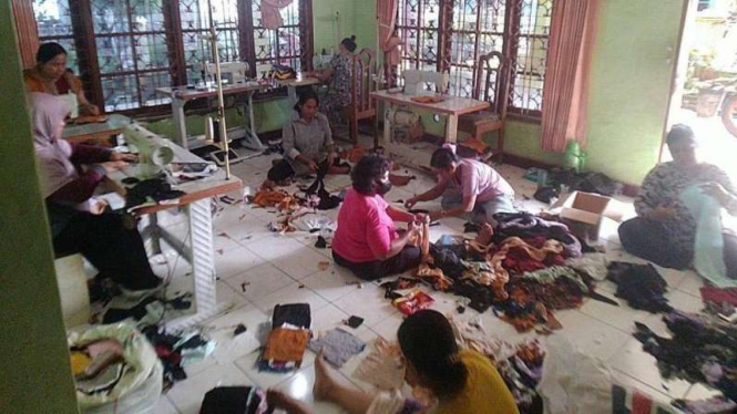 Usaha kain lap majun di Karawang, Jawa Barat.