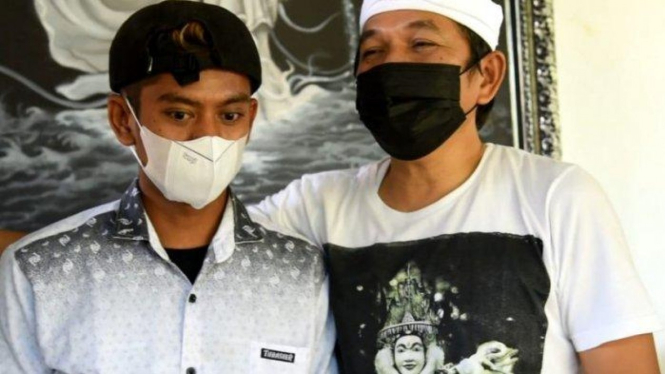 Kuli bangunan yang dipecat karena tak pakai masker.