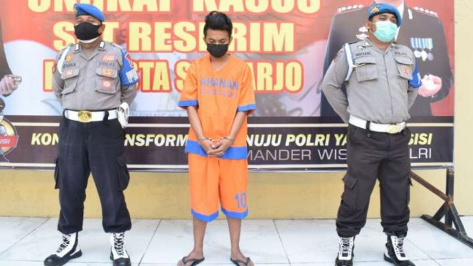 Polisi memperlihatkan tersangka RF di Markas Polresta Sidoarjo.