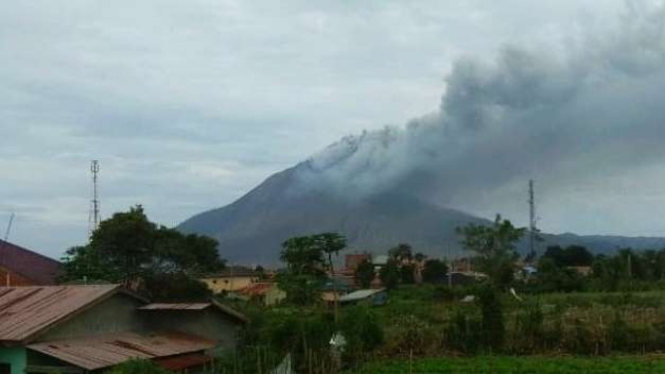 Gunung Sinabung di Kabupaten Karo, Sumut, erupsi.
