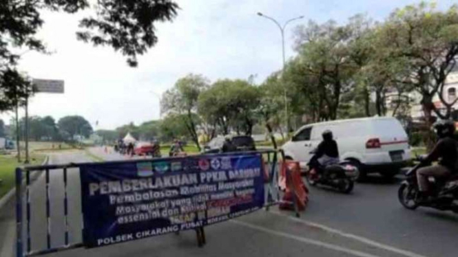 Akses menuju Gerbang Tol Cikarang Timur, Kabupaten Bekasi, Jawa Barat ditutup.