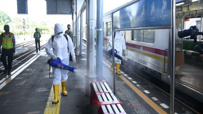 Penyemprotan disinfektan di Stasiun Bogor