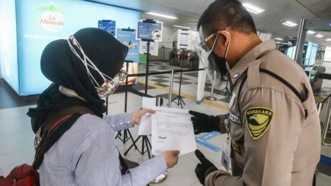 Petugas memeriksa Surat Tanda Registrasi Pekerja (STRP) penumpang MRT Jakarta.