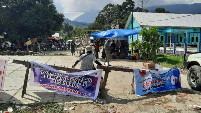 Warga blokade jalan di Distrik Sentani Barat Papua karena jeleknya
