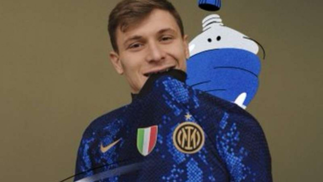 Nicolo Barella dengan jersey Inter Milan musim 2020/21