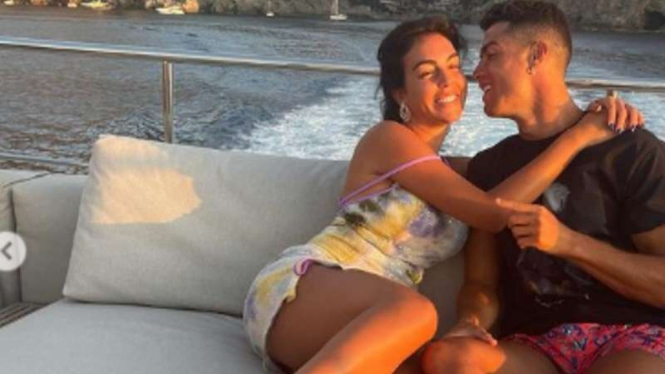 Cristiano Ronaldo bersama kekasihnya, Georgina Rodriguez.