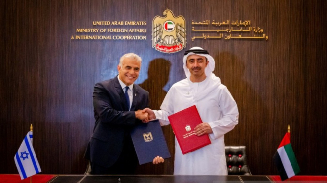 El Ministro de Asuntos Exteriores de Israel, Yair Lapid, estrechó la mano del Ministro de Asuntos Exteriores de la República Árabe Unida, Sheikh Abdullah bin Zayed al-Nahyan, en Abu Dhabi (Emiratos Árabes Unidos).