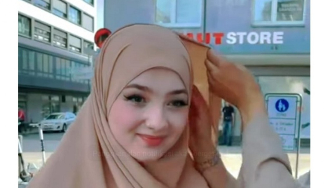 Perempuan non muslim pakai hijab