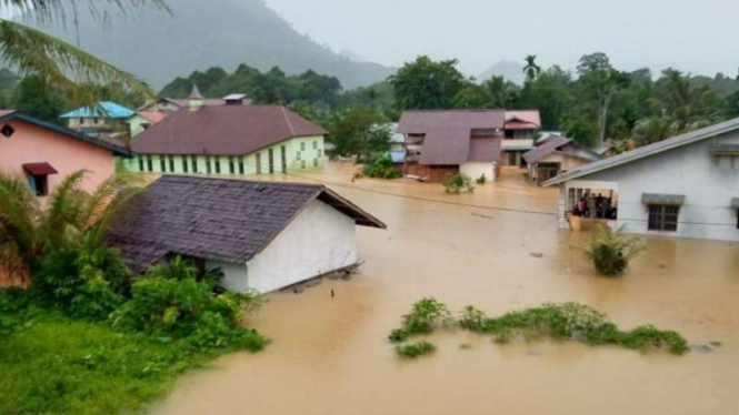 Rumah warga di Desa Pakak, Kecamatan Kayan Hilir, Kabupaten Sintang, Kalimantan Barat, terendam air banjir setinggi pinggang orang dewasa, Rabu, 14 Juli 2021.