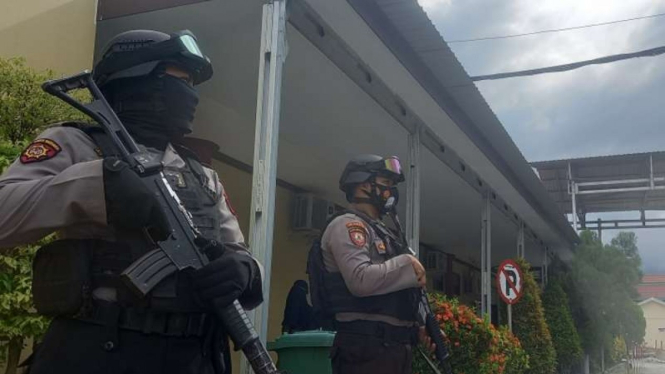 Areal Rumah Sakit Bhayangkara Palu tempat kedua jenazah buronan anggota kelompok Mujahidin Indonesia Timur (MIT) Poso diautopsi dan diidentifikasi dijaga ketat polisi bersenjata lengkap, Rabu, 14 Juli 2021.