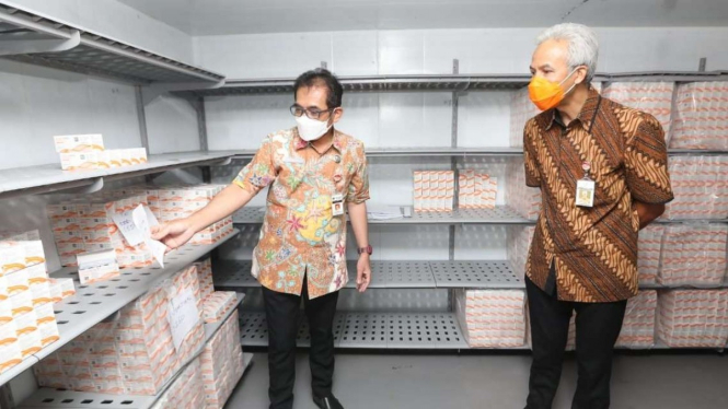 Gubernur Jateng Ganjar Pranowo mengecek gudang vaksin.