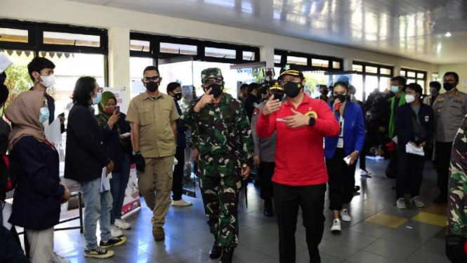 VIVA Militer: Panglima TNI tinjau serbuan vaksinasi BEM Nusantara dan BEM-SI