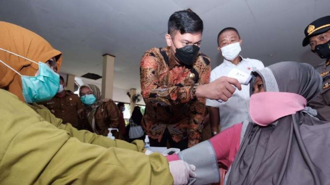 Bupati Gowa di Sulawesi Selatan, Adnan Purichta, Ichsan meninjau langsung kegiatan vaksinasi massal di dataran tinggi kabupaten itu, Senin, 13 Juli 2021.