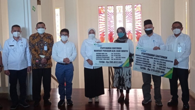 Penyerahan bantuan 2.000 paket safety kit untuk pekerja di Kota Bandung