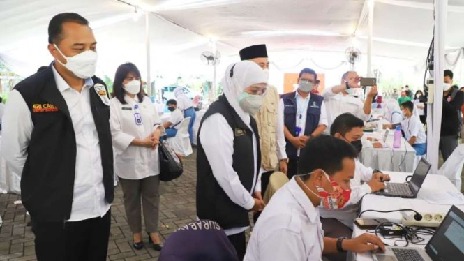 Gubernur Jawa Timur Khofifah Indar Parawansa saat meninjau vaksinasi di SMAN 5 Kota Surabaya, Rabu, 14 Juli 2021.