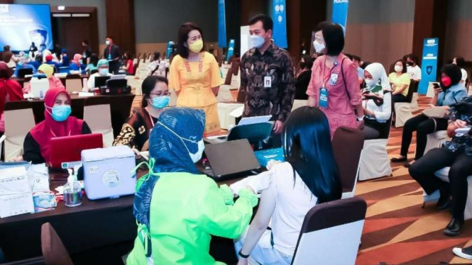 OJK Sumatera Bagian Sumatera Utara bekerja sama dengan Kementerian Kesehatan dan industri perbankan memfasilitasi vaksinasi COVID-19 secara gratis untuk para pegawai perbankan dan masyarakat umum di Hotel Santika Dyandra, Kota Medan, Rabu, 14 Juli 2021.
